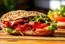 Sanduíche de bacon, alface e tomate