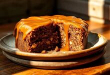 Bolo de fudge de amendoim com caramelo