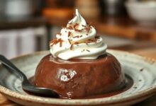 Pudim de chocolate cremoso com chantilly de coco