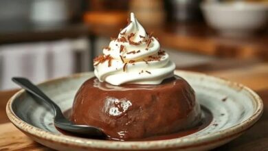 Pudim de chocolate cremoso com chantilly de coco